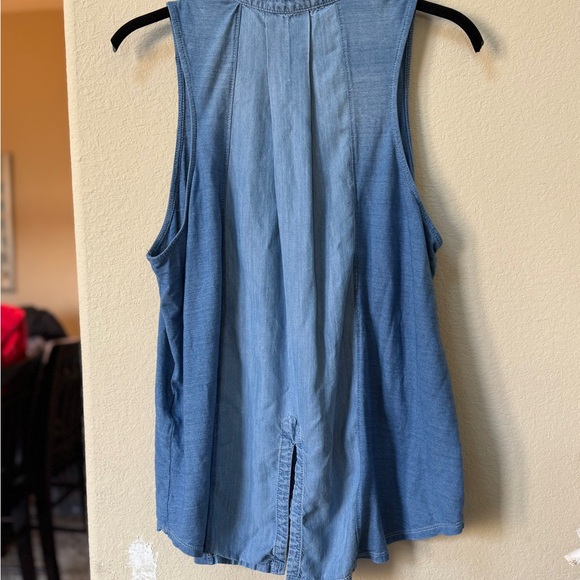 Bella Dahl sleeveless collared button down chambray shirt size medium - Picture 4 of 9